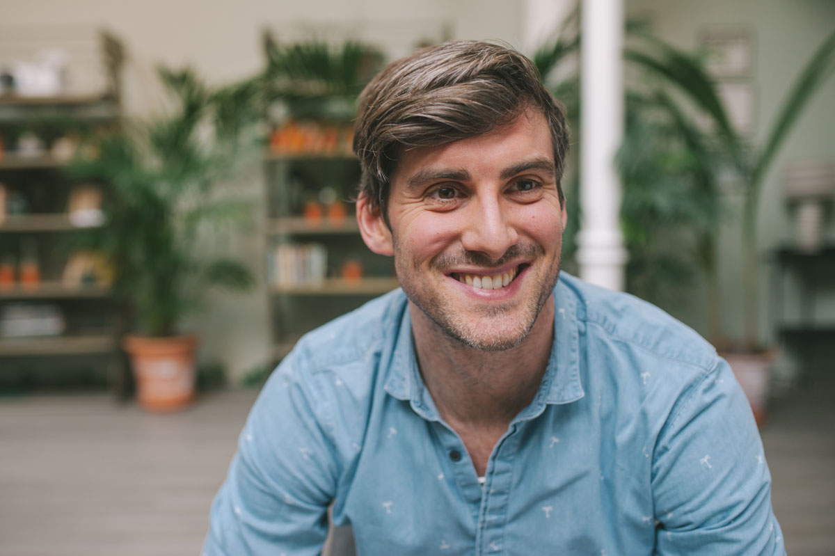 Pareja relajada en su hogar